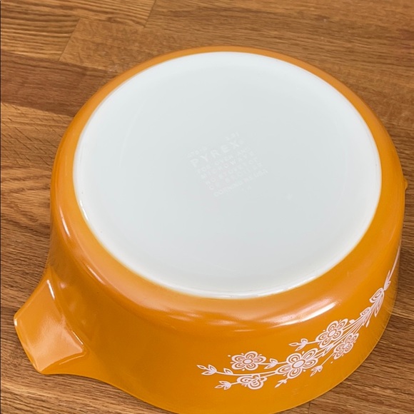 Pyrex butterfly gold casserole dish - Picture 8 of 11